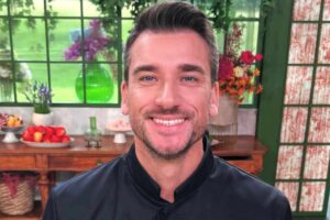 damiano carrara in primo piano sorridente