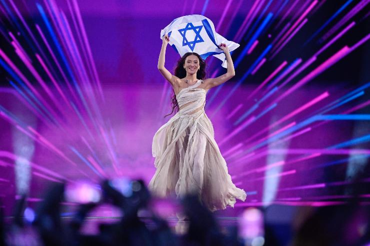 Eden Golan con la bandiera di Israele