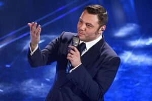 Tiziano Ferro con microfono