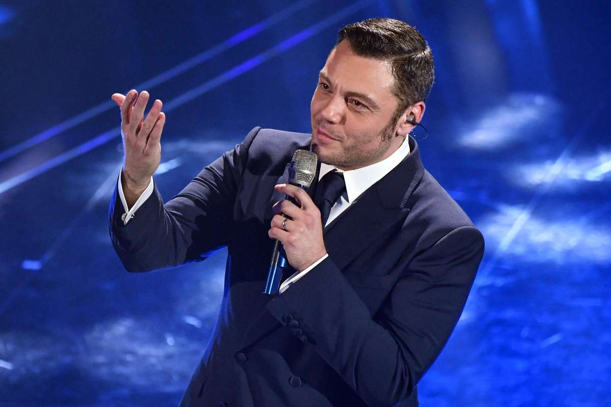 Tiziano Ferro con microfono
