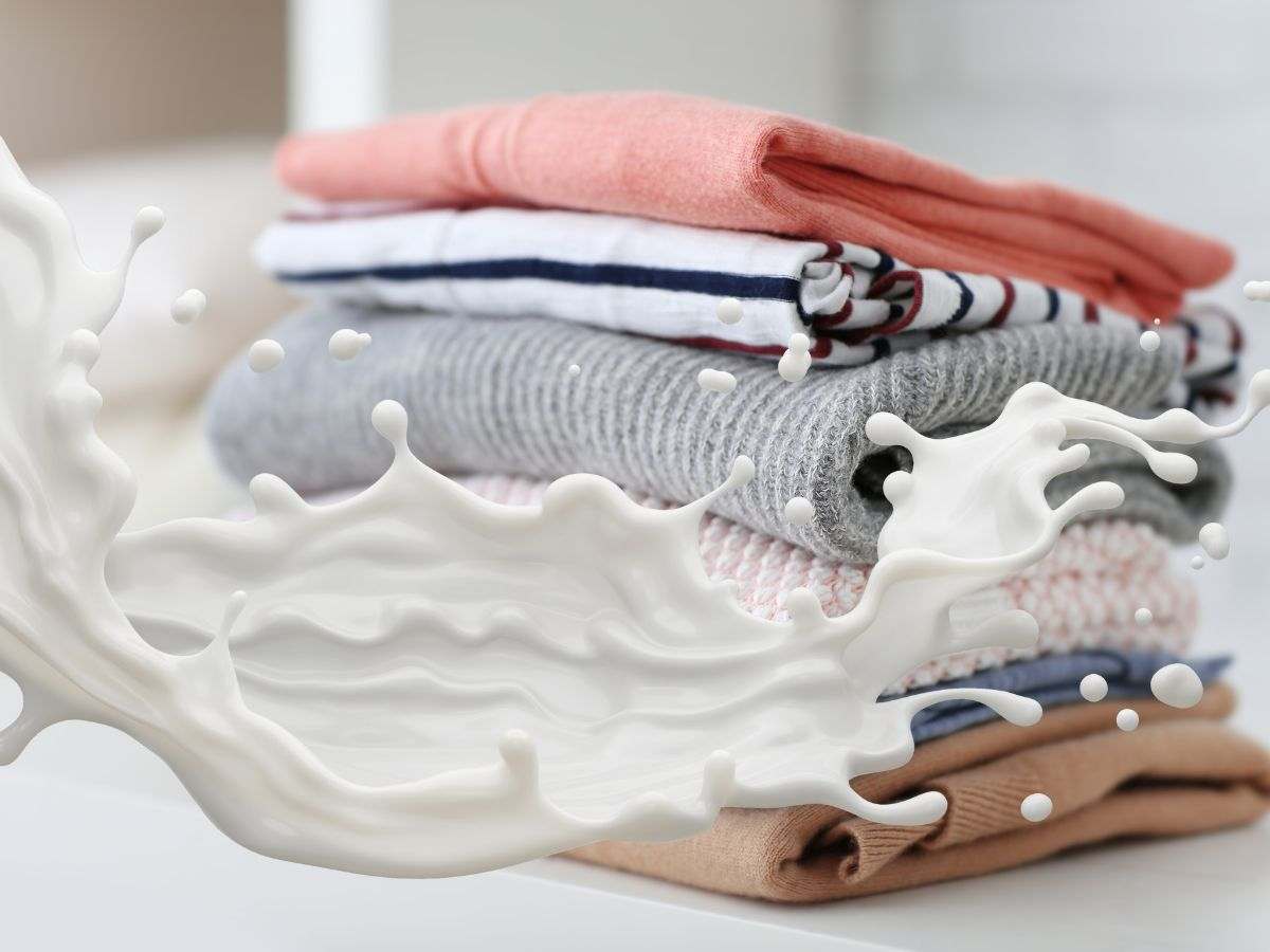 dei vestiti impilati e piegati con chiazza di latte