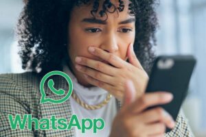 donna con smartphone e logo whatsapp