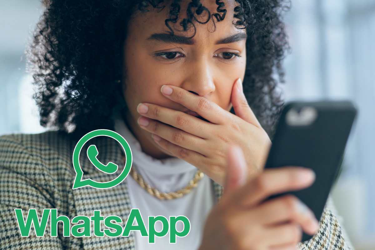 donna con smartphone e logo whatsapp