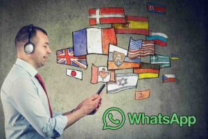 uomo con cellulare, bandiere varie e logo whatsapp