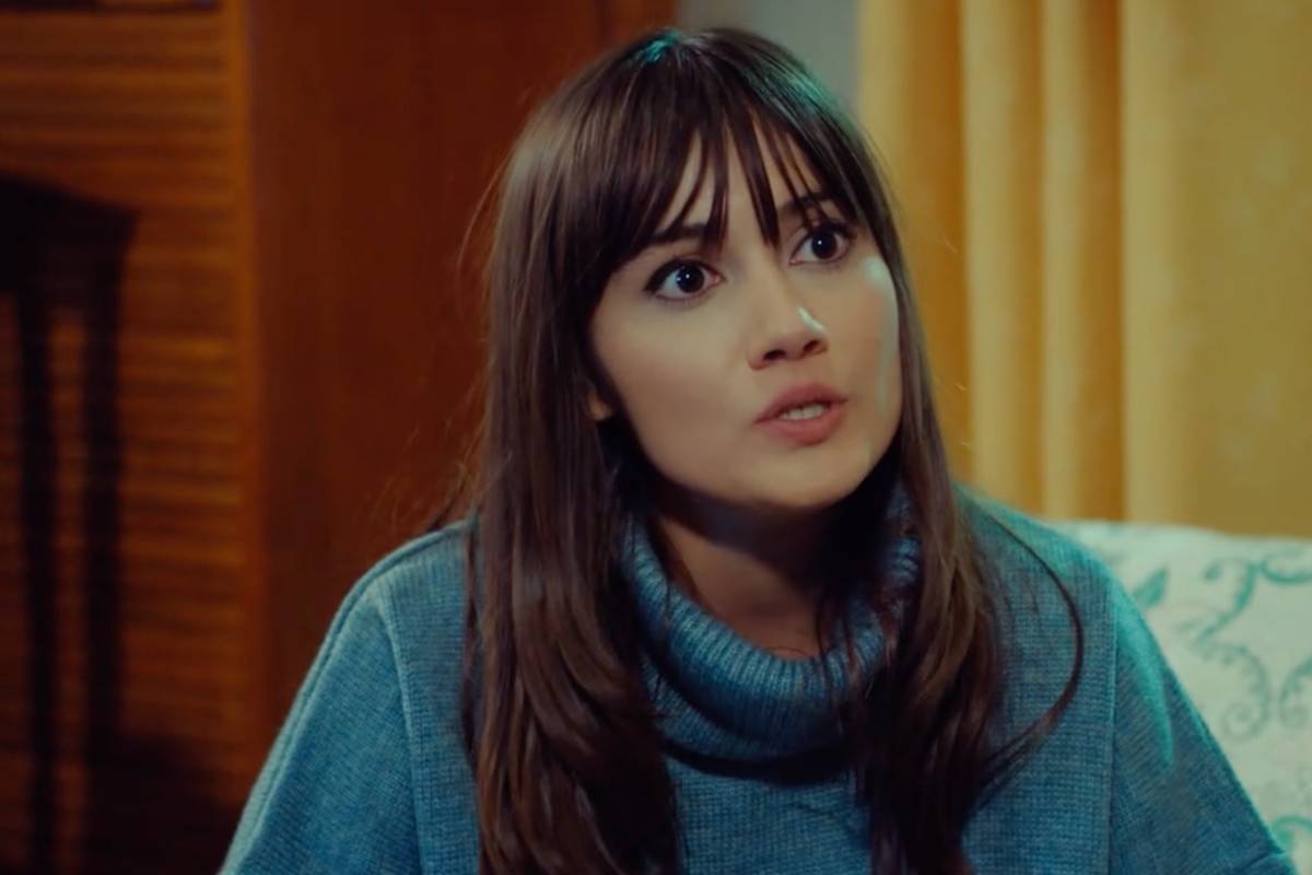Zeynep che parla in Forbidden Fruit