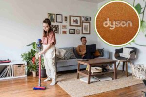 donna che passa aspirapolvere e logo dyson