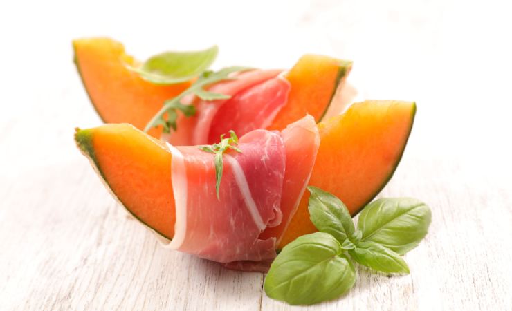 prosciutto cruso e fette di melone