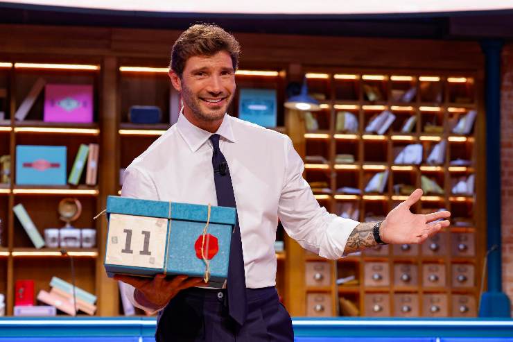 stefano de martino con il pacco di affari tuoi