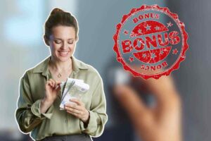 donna con banconote in mano e simbolo bonus