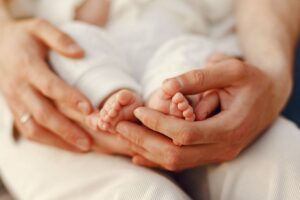 neonato in braccio alla mamma