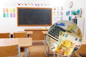 aula scolastica con banchi e lavagna e soldi nel riquadro