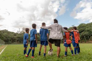 bambini in campo di calcio