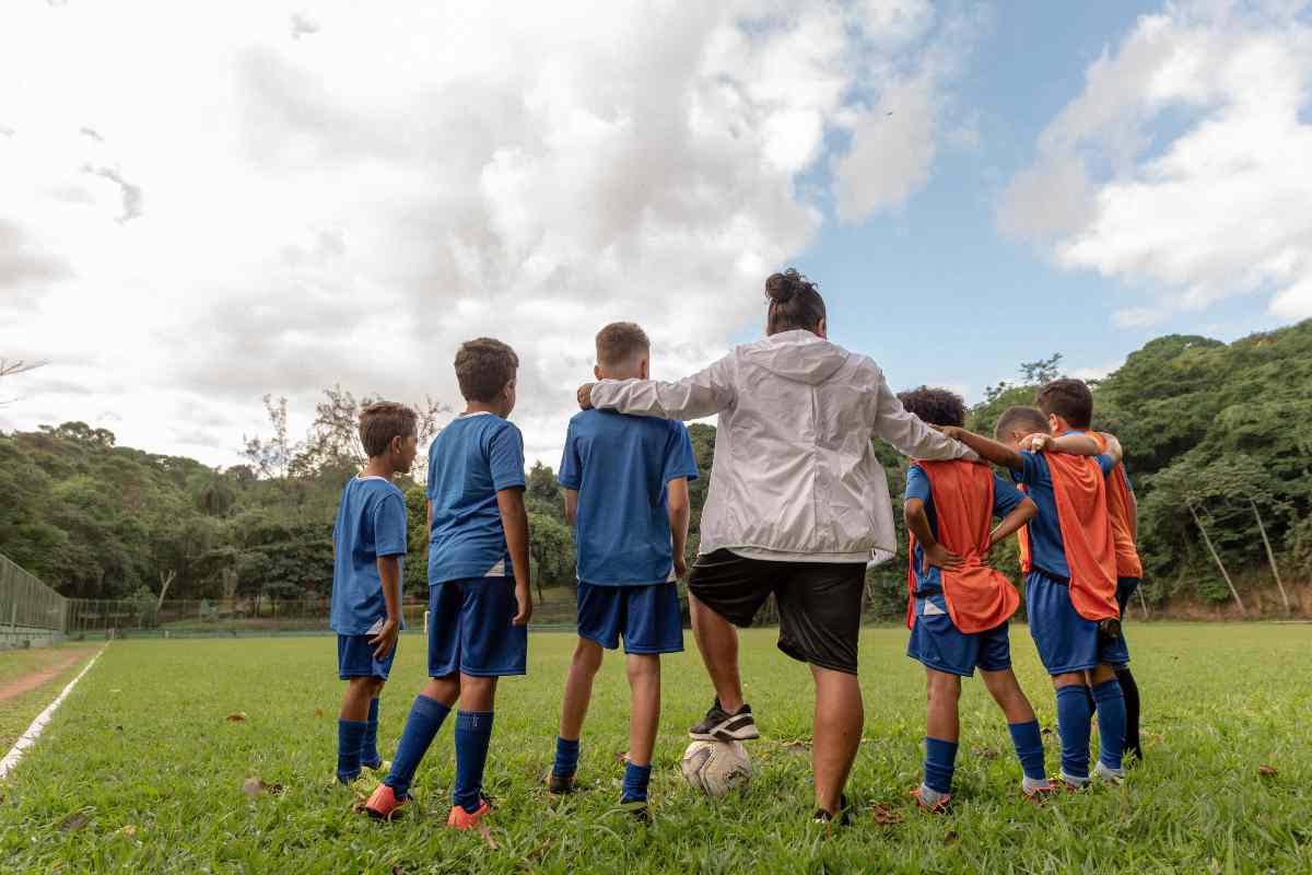 bambini in campo di calcio