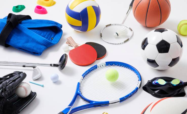 palle e racchette per fare sport