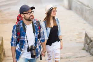 coppia di turisti con zaino e macchina fotografica
