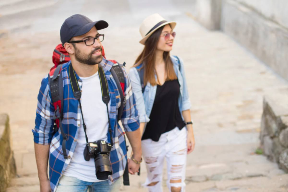 coppia di turisti con zaino e macchina fotografica