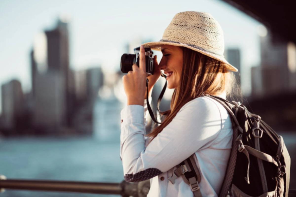 turista che scatta una foto con la macchina fotografica