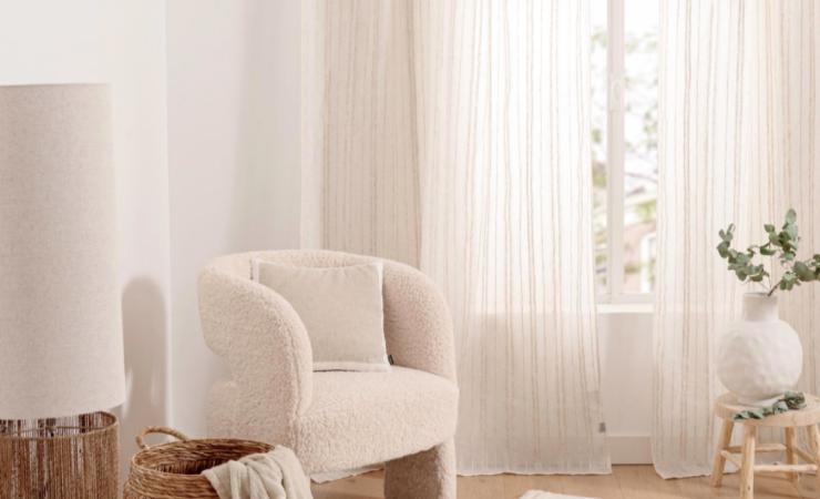 tenda in voile a righe in salotto