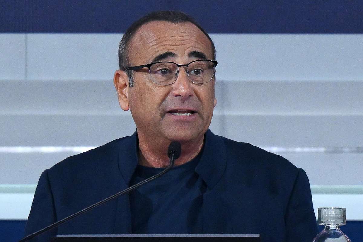carlo conti mentre parla