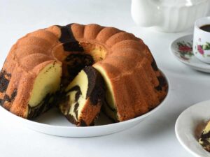 un ciambellone alla vaniglia e al cioccolato