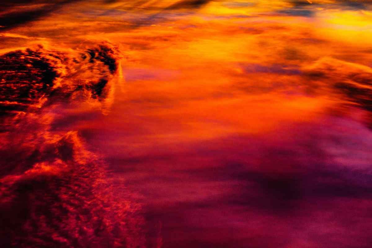 cielo rosso con un po' di nuvole