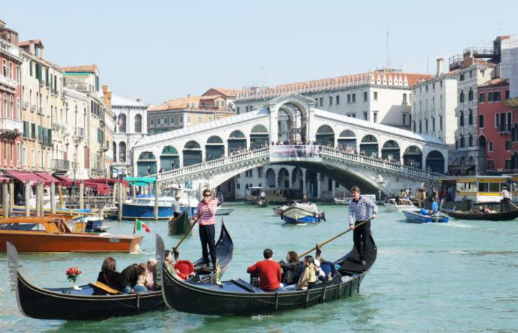 venezia turisti sulle gondole