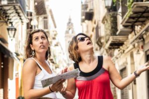 due turiste arrabbiate con in mano una cartina