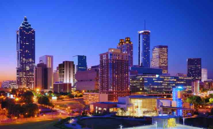 atlanta dall'alto con vie e palazzi di sera