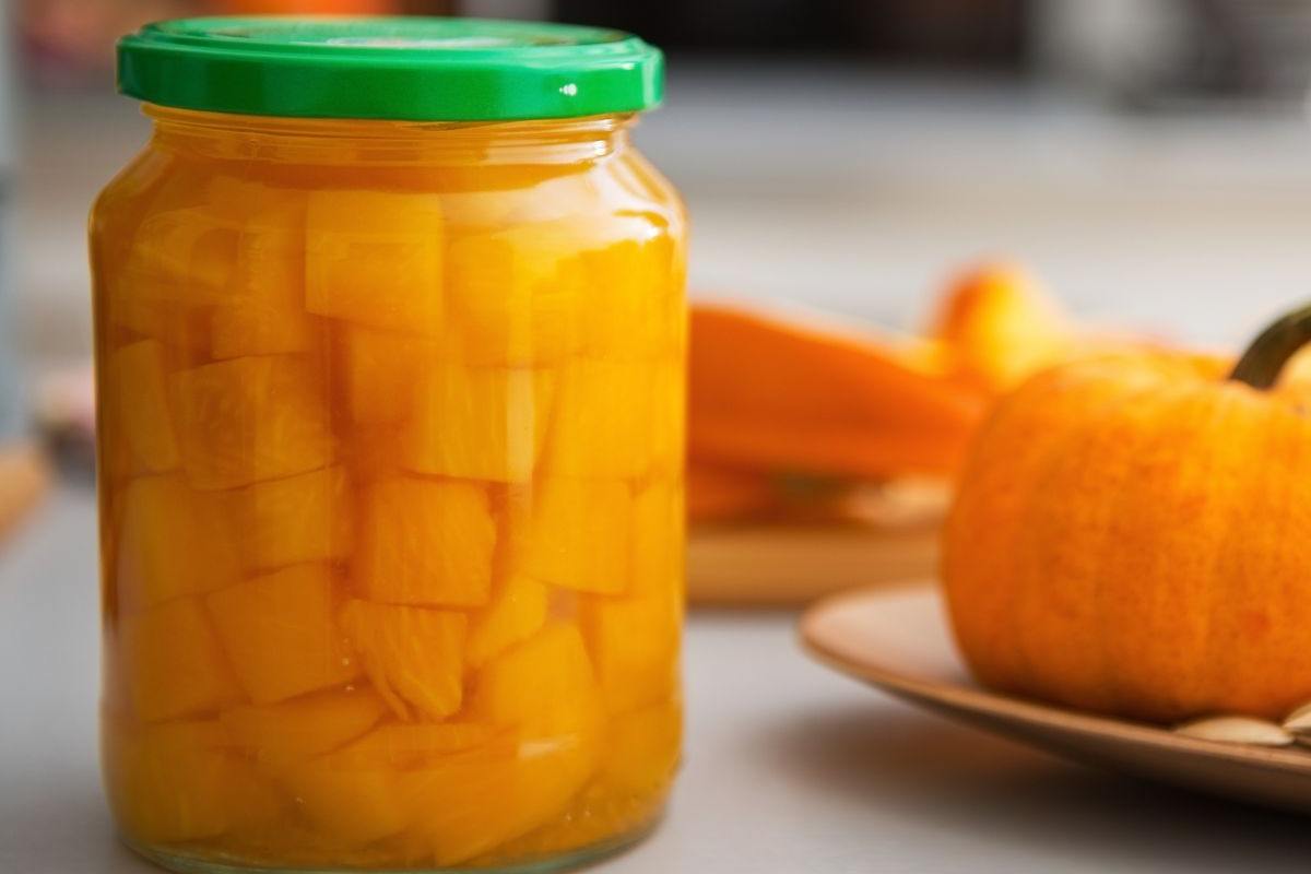 cubetti di zucca conservati in un barattolo