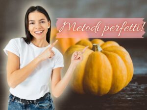 donna fa segno verso una zucca