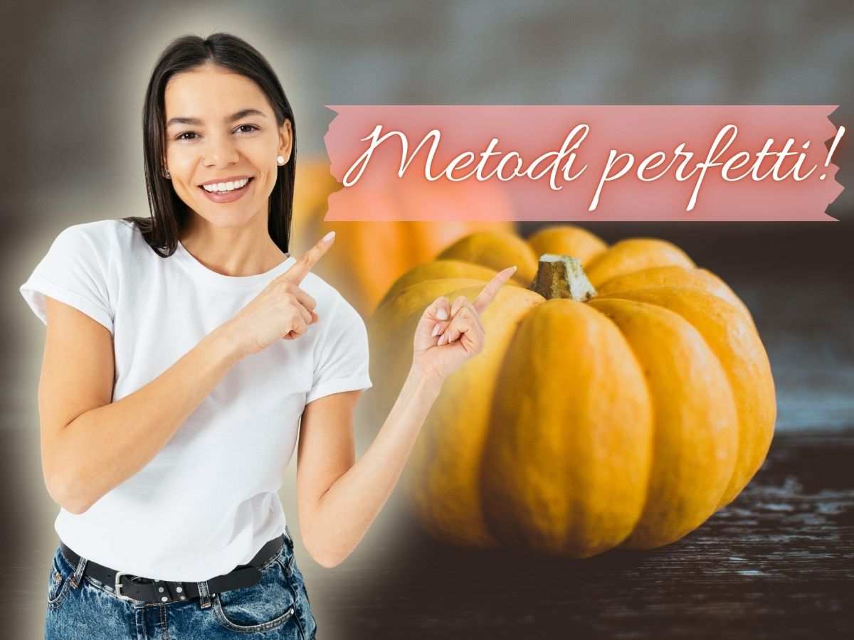 donna fa segno verso una zucca