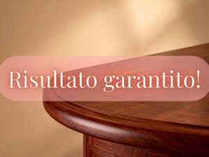 un mobile di legno scuro e lucido