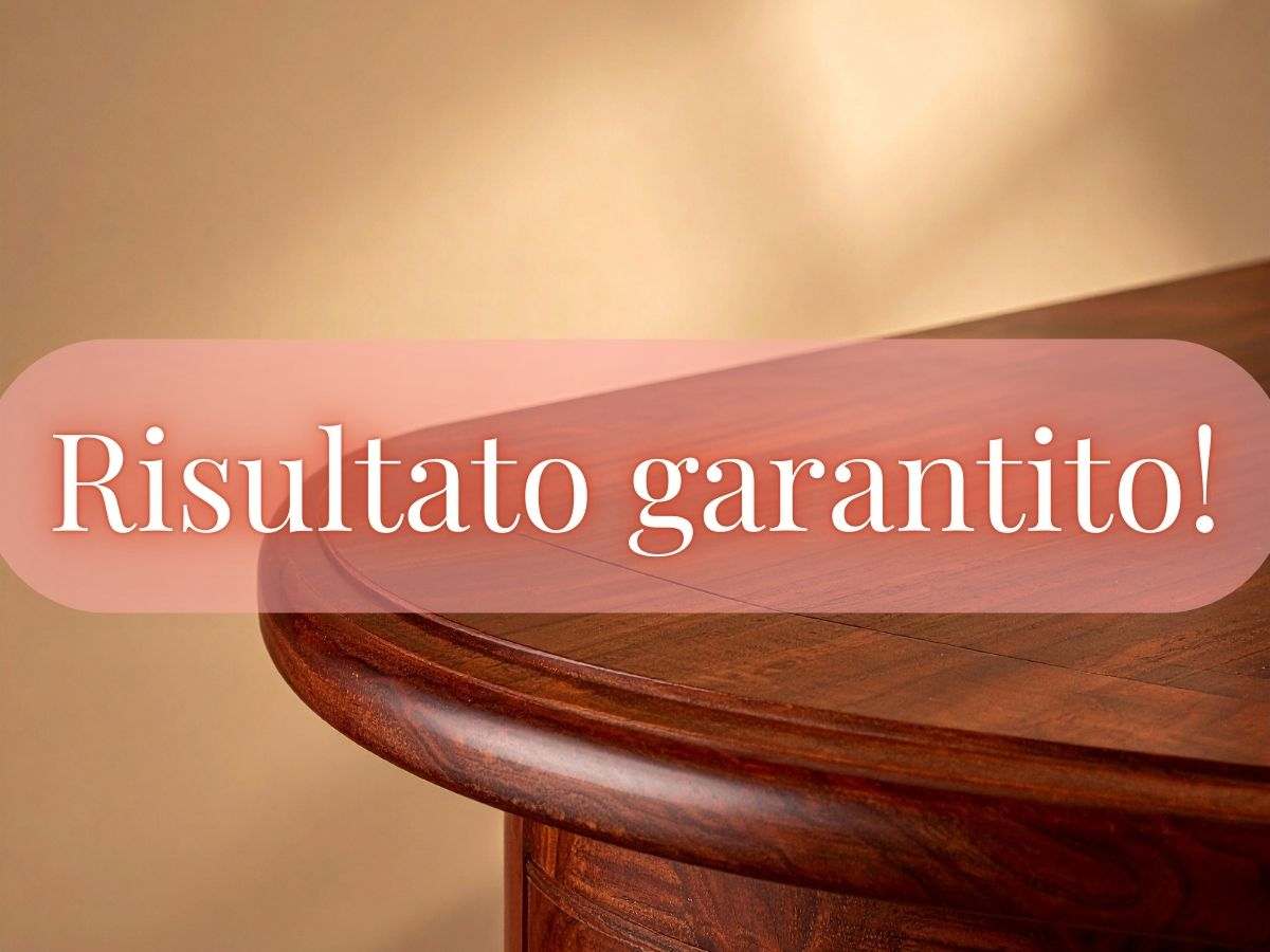 un mobile di legno scuro e lucido