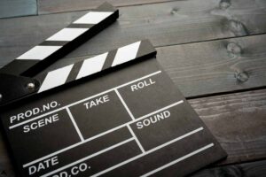ciak regista su tavolo scuro