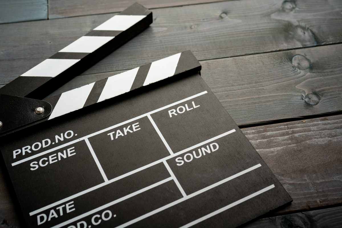 ciak regista su tavolo scuro