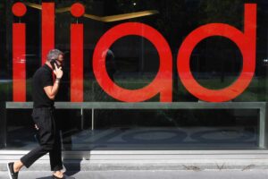persona che cammina e logo Iliad
