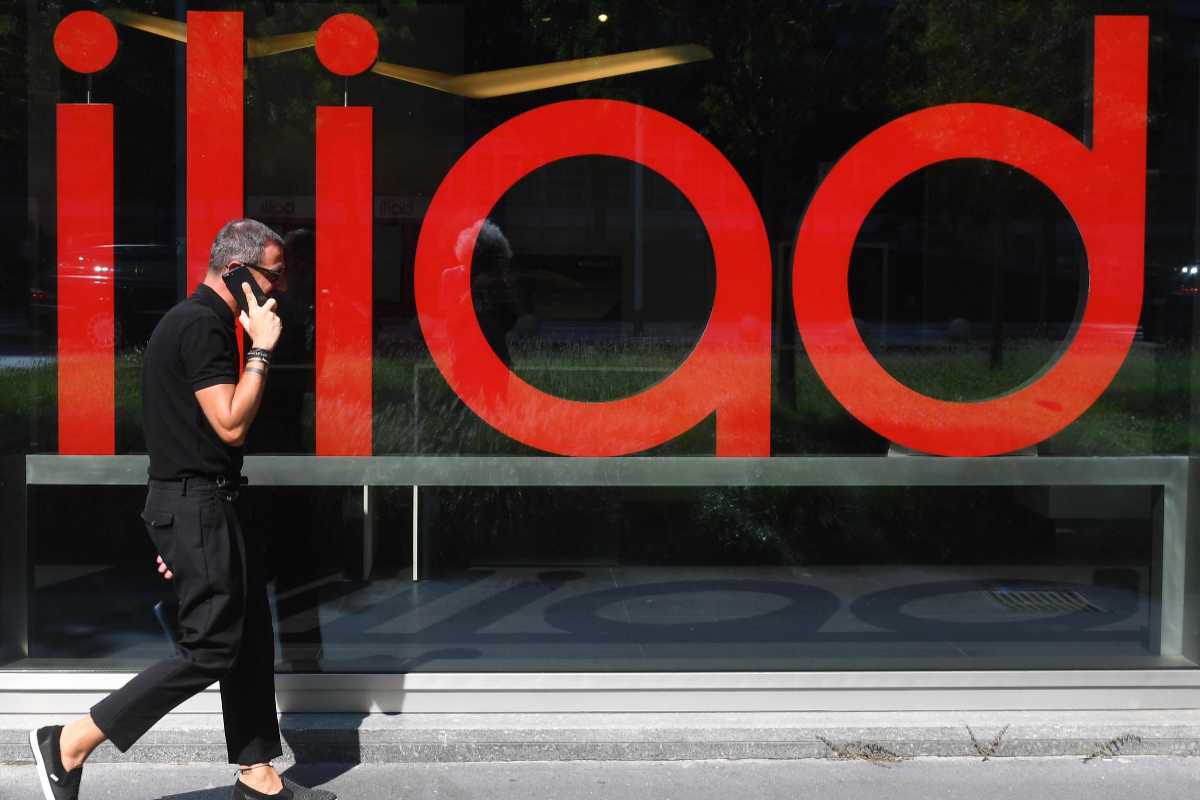persona che cammina e logo Iliad