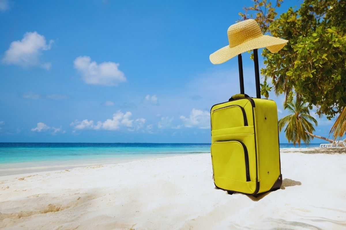 trolley con cappello sulla spiaggia