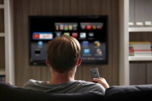 uomo che guarda tv