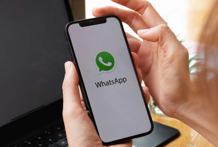 smartphone con logo whatsapp