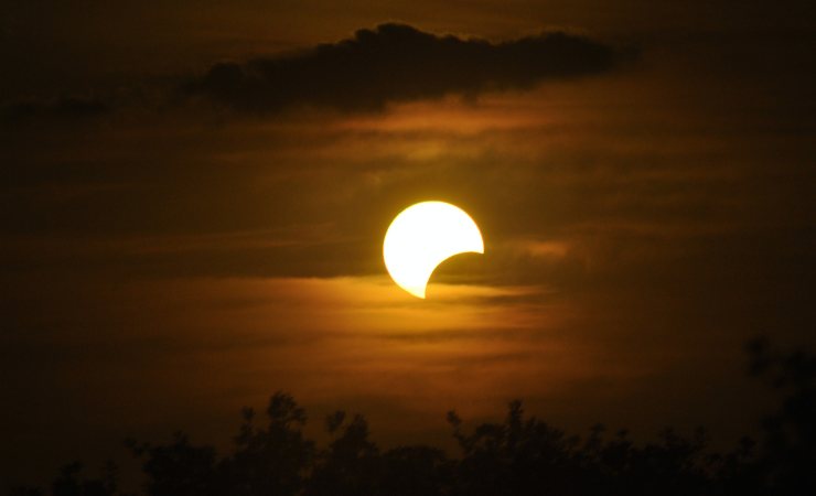 cielo con eclissi solare