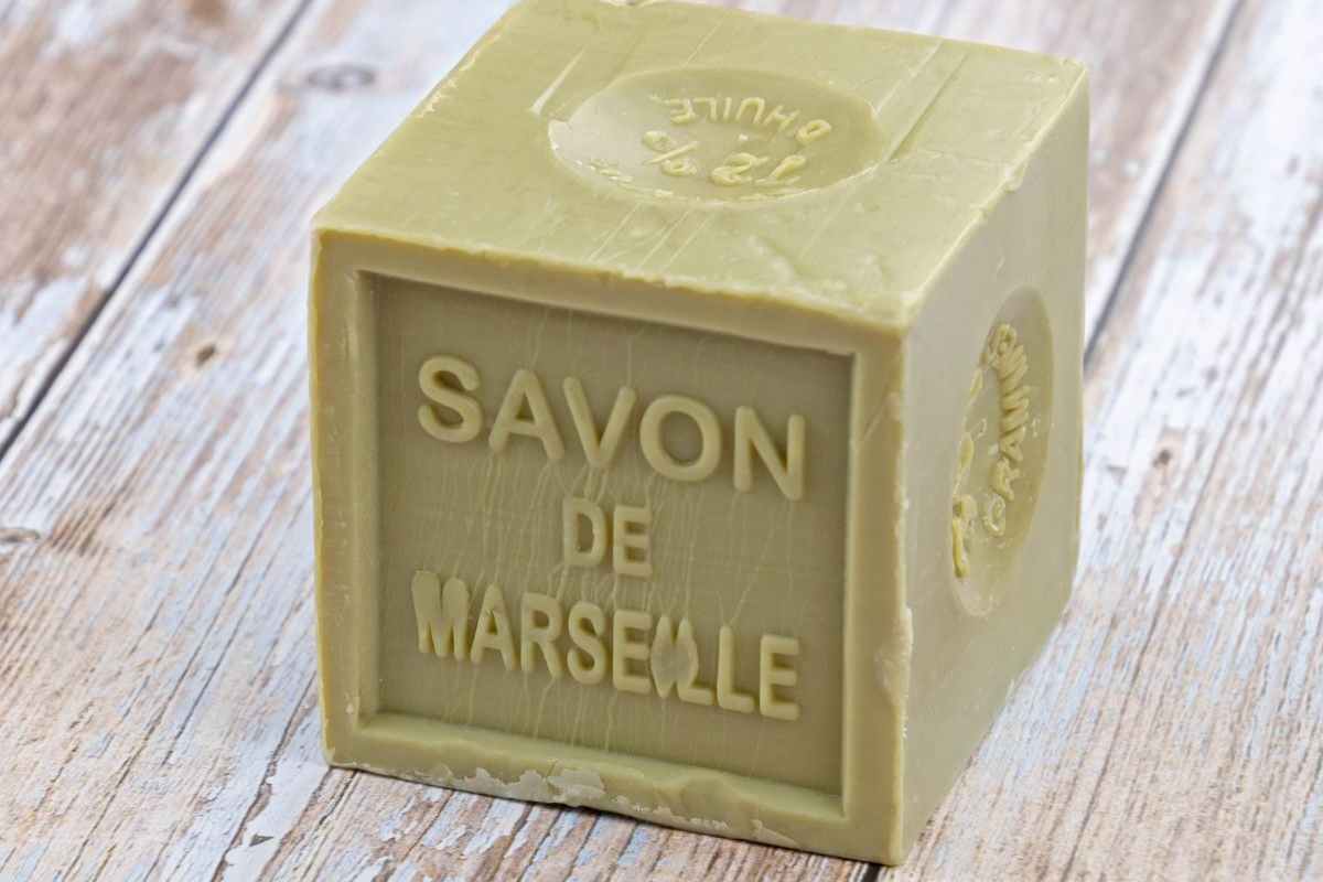 una saponetta con scritta in francese