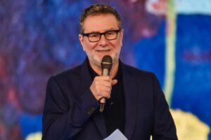fabio fazio parla con il microfono