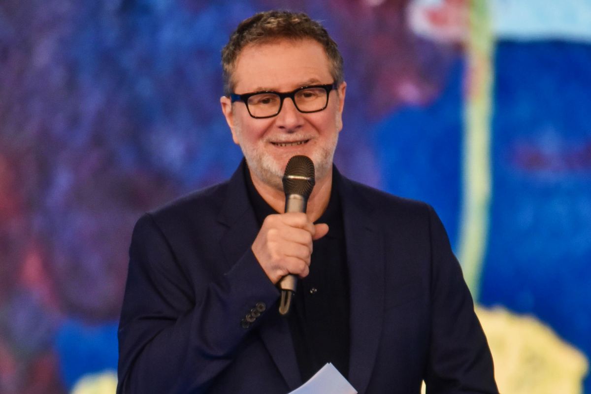 fabio fazio parla con il microfono