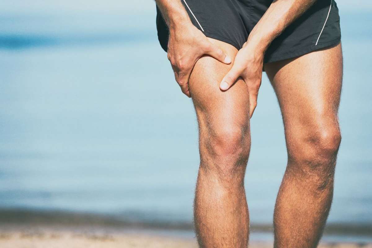 uomo si tocca la coscia perché dolorante