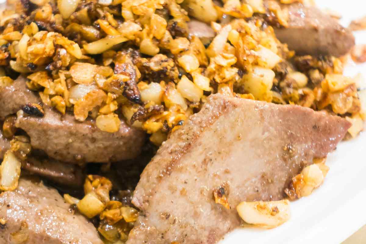 fette di carne con granella di pistacchi