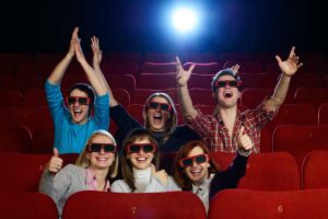 persone al cinema che esultano