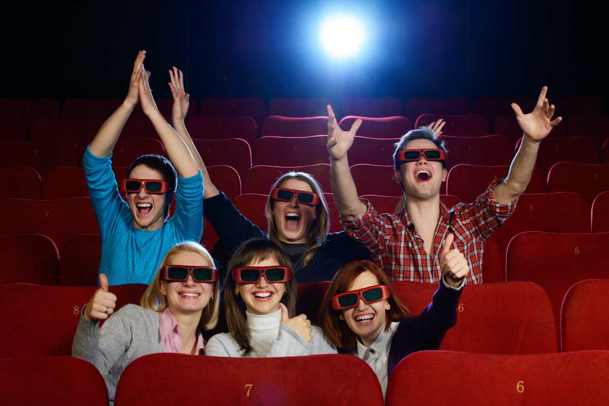 persone al cinema che esultano