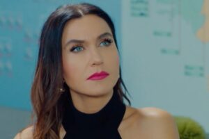 Ender di Forbidden Fruit con rossetto fucsia ed espressione seria