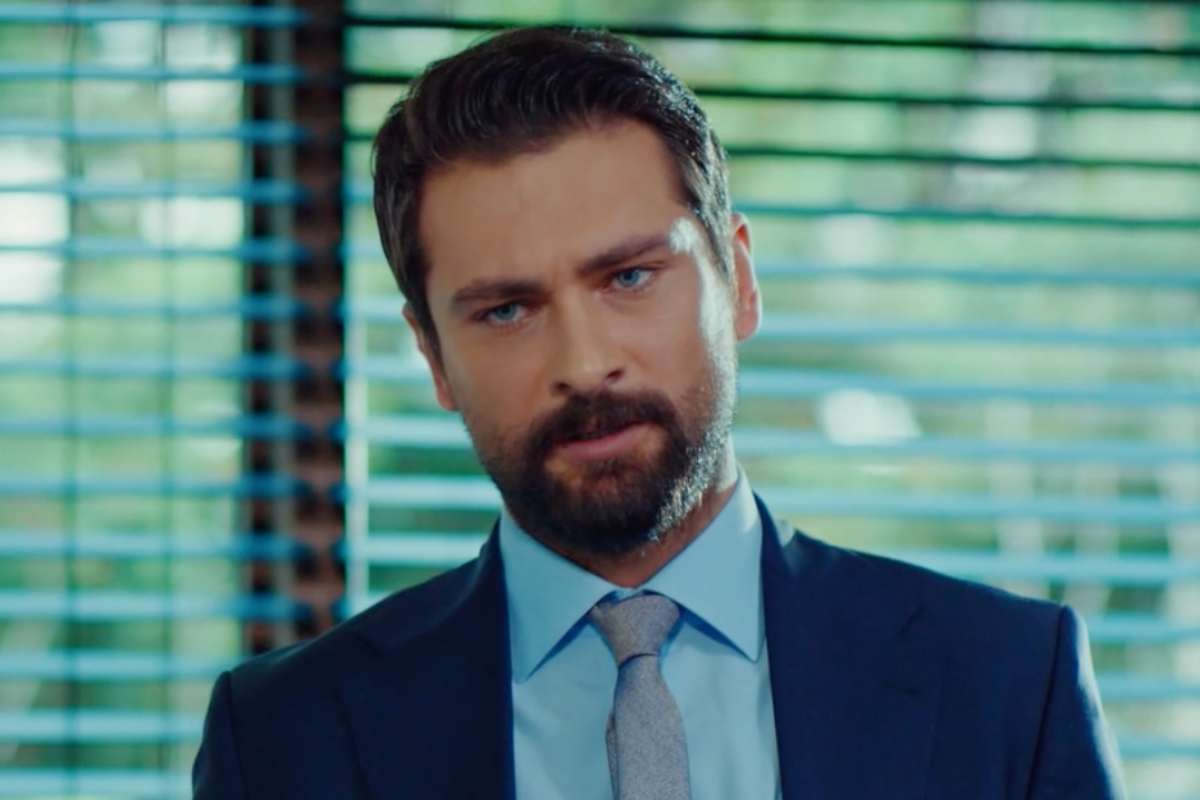 Alihan di Forbidden Fruit con sguardo torvo